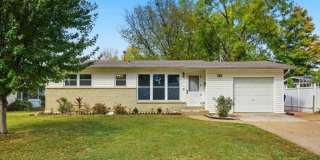 Charming 2 Bedroom Home with Bonus Space  Fenced Yard! Gallery 1
