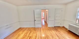 Spacious 6 bedroom 3.5 bath Tudor Townhouse w/Deck close to Georgetown University & Hospital Gallery 23