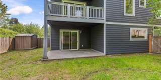 Newer Modern Townhome, Attached 2 car garage, Bedroom and bath on ground level Gallery 6