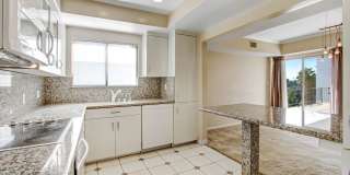 Spacious & Bright 3BR Condo with Bonus Room, Secured Parking & Hollywood History! Gallery 8