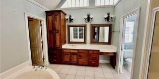 Prime Location 4 Bedroom 3 1/2 bath 2 garages! Gallery 16