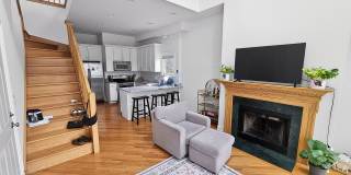 4 Bedroom, 3 Bathroom Impressive Lincoln Park Duplex Gallery 34