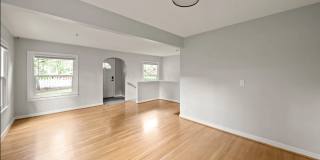 Charming Cottage in First Addition in Lake Oswego! Gallery 13