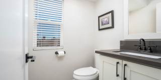 Beautiful 3 bed 2.5 baths "fully furnished" townhouse in the charming neighborhood of University Heights. Gallery 43