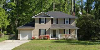 Spacious 3 bedroom and huge backyard Gallery 1