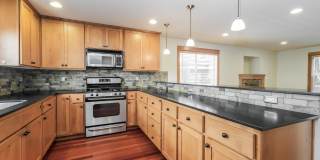 Bright and Spacious Residence with Vaulted Ceilings and Garage Gallery 9