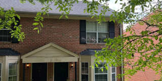 Sleepy Hollow Townhome - Convenient Location and Privacy Gallery 1
