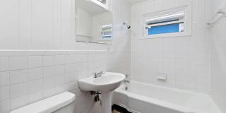 Charming 3 bedroom home with huge yard! Gallery 14