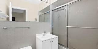 2400 Delmar Place Gallery 24