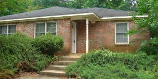 Comfortable Duplex Living Close to Everything! Gallery 1