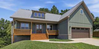 Fully Furnished Ranch-Style Rental 3 Bedroom 2.5 Bath Gallery 1