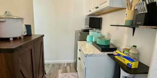 RARE STUDIO IN WONDERFUL CENTRAL BRENTWOOD COMMUNITY..ONE BEDROOM/BATH/KITCHENETTE Gallery 1