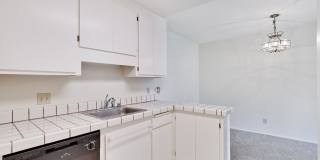 Top Floor Unit - Balcony - Elevator Access - Community Pool & Tennis Court Gallery 18