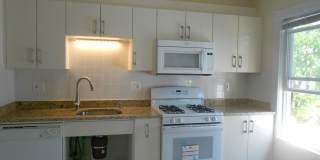 Huge 4 bedroom unit with A/C,  in-unit laundry and parking in Oak Square! Gallery 22