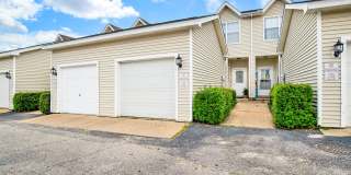 Spacious 2 Bed/2.5 Bath Townhome in POOL CONDO COMPLEX! Gallery 1