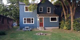 4 bedroom 1 1/2 bath single family house with yard. Gallery 4