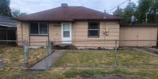 Cozy Parkland 2 bedroom house with Fenced Yard Gallery 1