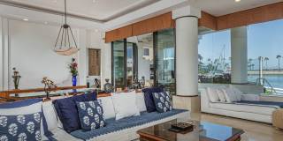 Exquisite Waterfront Gem. Gallery 13