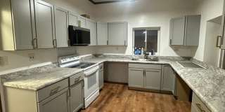 Spacious 4BR Townhome in Toledo Gallery 6
