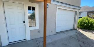 Great 2 bedroom Apartment with Garage! Gallery 17