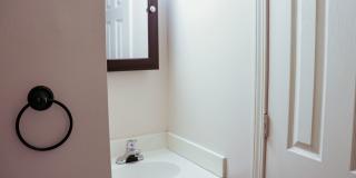 Charming 4 bedroom, 2 bathroom home in Greensboro w lake front views Gallery 9