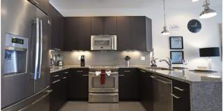 Modern Townhome in quiet neighborhood: 3BR, Pool & Near Disney Gallery 9