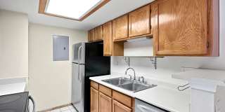Charming 2-Bedroom Condo in Prime Location - Woodside Village Gallery 6