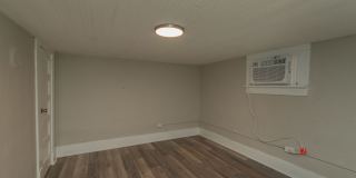 $650- Updated 2 bed/1 bath apartment near Medical Center, with brand-new appliances! Gallery 14