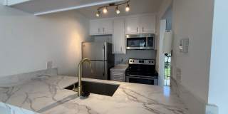 MODERN & UPSCALE 1 BEDROOM LOFT TOWNHOUSE W/ BALCONY AND GARAGE Gallery 1