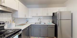 Acoma Square Gallery 16