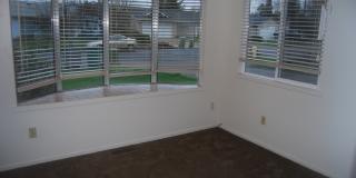 3 Bedroom Home N side of Newberg Gallery 11