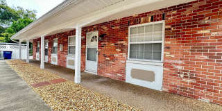 Unfurnished/Annual rental with 1br/1ba 1 carport available now in Clearwater! Gallery 1