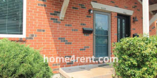 Beautiful Overland Park Townhome w/ Wood Floors, Large Open Kitchen and a Community Pool! Gallery 1