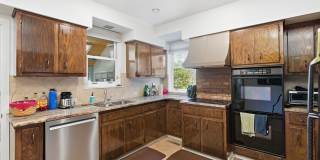 Stunning 5 Bedroom 2.5 Bathroom Home in Squirrel Hill Gallery 12