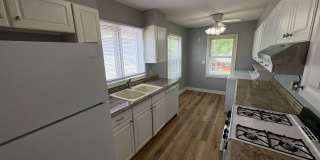 Bright & Spacious 3-Bedroom Home with Large Backyard Gallery 7