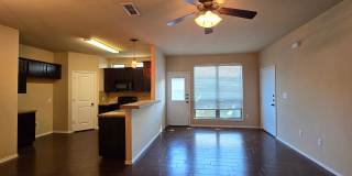 3/2.5/2 Duplex / Easy Access to Highways, Shopping, Restaurants, & Entertainment / Large Fenced in Yard / CISD Gallery 6