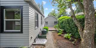 Charming Cottage in First Addition in Lake Oswego! Gallery 5