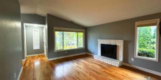 Charming 3 bedroom/1 bathroom Home Gallery 5