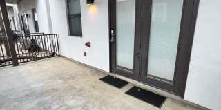 Gorgeous Condo minutes from The Pearl Gallery 24