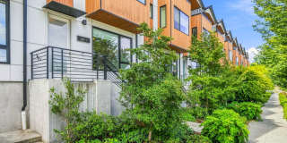 Spacious 3 Bedroom with AC and Separate Garage Gallery 1