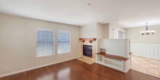 SD: Bright 2BD/2.5BA Townhome in Point Loma with Fireplace, Private Balcony & Tandem Garage Gallery 6