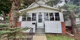 Charming 2 Bedroom Home Near Illinois Wesleyan! Gallery 1