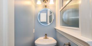Russian Hill: Remodeled Top Floor Condo w/ Laundry in-unit & Garage Parking Included Gallery 10