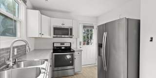 Room in 5 Bedroom Home at Carlton Ave Gallery 3