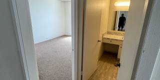 Large 2/2 Waikiki Condo with Parking, Lanai, A/C & W/D in unit! Gallery 11