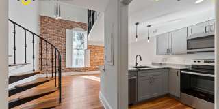 Charming 2/1 loft-style condo in the heart of Historic Downtown Charleston! Gallery 1