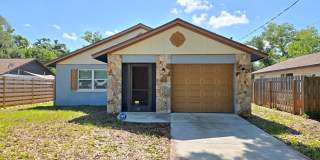 Charming 2BR/2BA + 1 car garage with Large Backyard in Sarasota Gallery 1