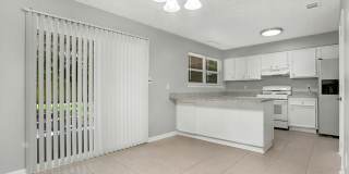 3 bedroom 2 bath home in Village Green Gallery 9