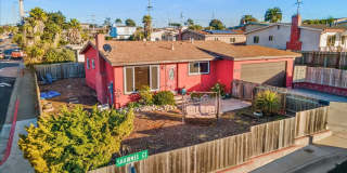 Upper Seaside 3 Bedroom / 1.5 Bath Gallery 1