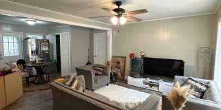 4 Bedroom, 2 bathroom home near Caterpillar Gallery 5
